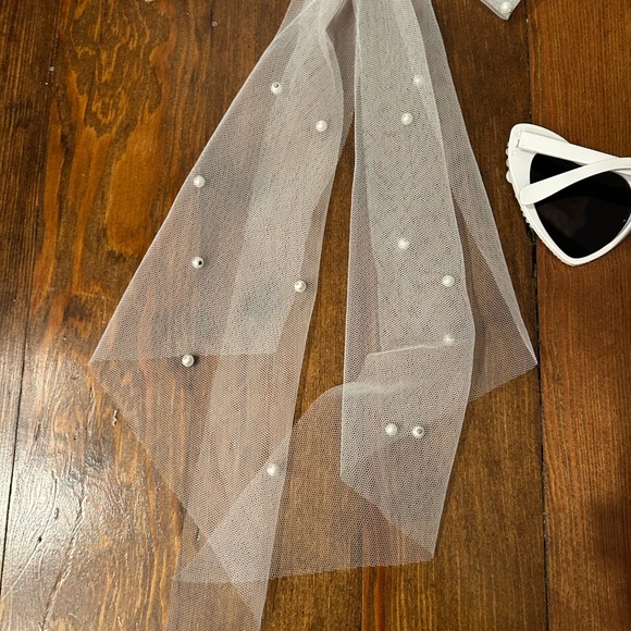 Untamed Petals “Penelope” pearl bow and “Marley” sunglasses bundle - Picture 6 of 10